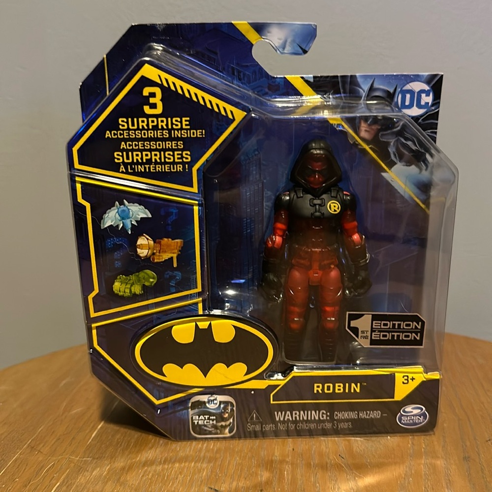 Spin Master 1st Edition Robin . 3 surprise accessories.